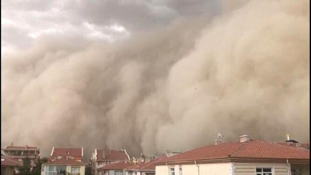 Ankara'da kum fırtınası! Polatlı ilçesi karanlığa büründü