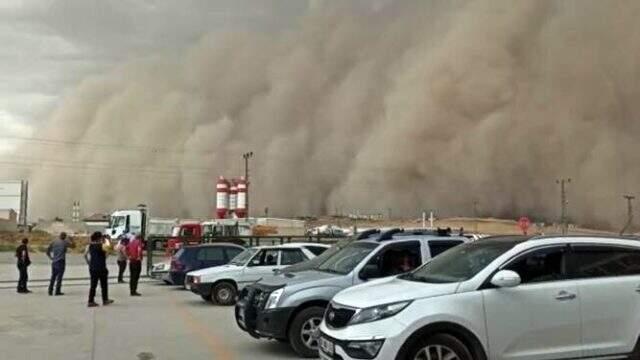 Ankara'da kum fırtınası! Polatlı ilçesi karanlığa büründü Ankara'da kum fırtınası! Polatlı ilçesi karanlığa büründü