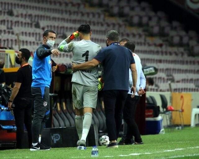 Galatasaray karşısında ilk yarıda kalesinde 3 gol gören Günay Güvenç, gözyaşlarını tutamadı