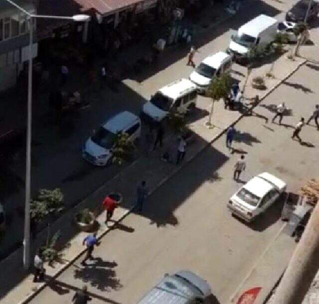 İki aile arasında nişan atma meselesi yüzünden çıkan kavgada 3 kişi hastanelik oldu İki aile arasında nişan atma meselesi yüzünden çıkan kavgada 3 kişi hastanelik oldu