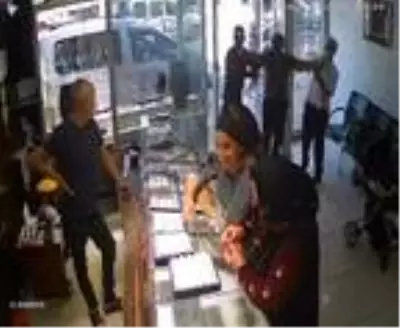 Kuyumcu soyan arkadaşlarına, hızlı kaçmaları için paten getirmiş
