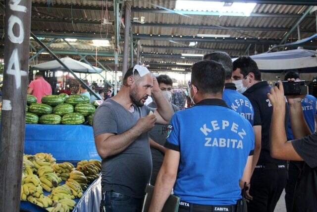 Maskeyi başına bone yaptı, kendisini uyaran zabıtaya verdiği pişkin cevap 'Pes' dedirtti Maskeyi başına bone yaptı, kendisini uyaran zabıtaya verdiği pişkin cevap 'Pes' dedirtti