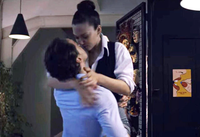 Melisa Şenolsun ve Metin Akdülger'in öpüşme sahnesi Atiye'nin 2. sezonuna damga vurdu