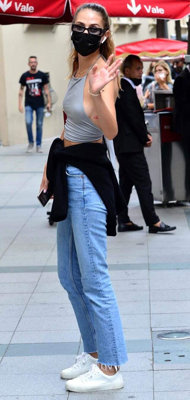 Miss Turkey 2019 güzeli Simay Rasimoğlu, sütyensiz kıyafetiyle objektiflere takıldı