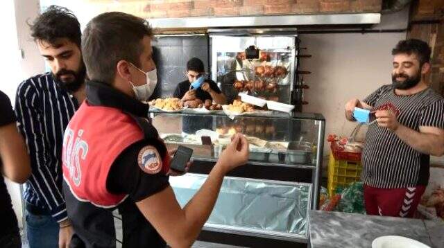 Bedava döner sosyal mesafeyi unutturdu Bedava döner sosyal mesafeyi unutturdu