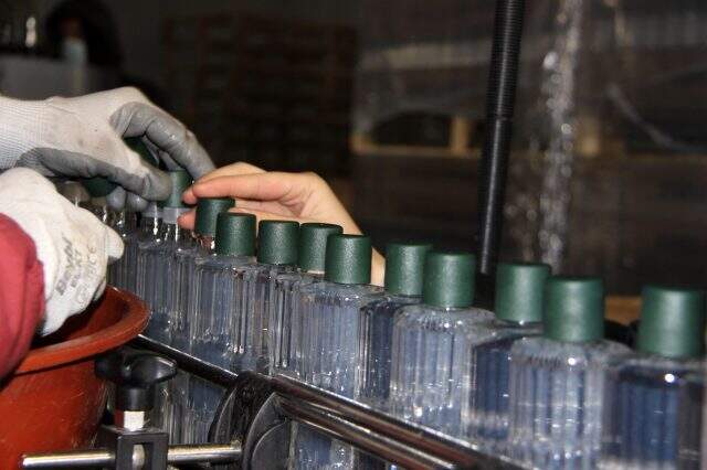 Düzce'deki fabrika kolonya talebini karşılamak için 24 saat üretim yapıyor Düzce'deki fabrika kolonya talebini karşılamak için 24 saat üretim yapıyor
