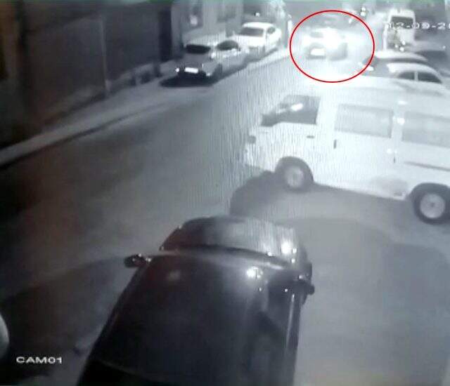 İstanbul'da dehşet anları: 7 yaşındaki çocuğa çarpan sürücü arkasına bile bakmadan kaçtı İstanbul'da dehşet anları: 7 yaşındaki çocuğa çarpan sürücü arkasına bile bakmadan kaçtı