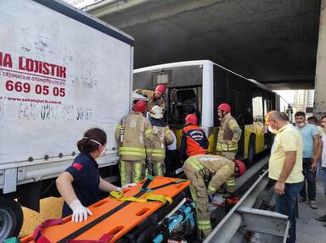 Küçükçekmece'de kamyonet otobüse çarptı, 2 kişi araçta sıkıştı Küçükçekmece'de kamyonet otobüse çarptı, 2 kişi araçta sıkıştı