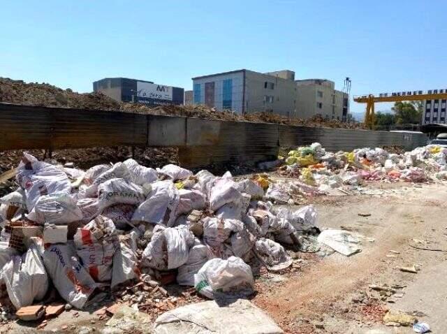 Sokak arasına atılan molozlar esnafları çileden çıkardı
