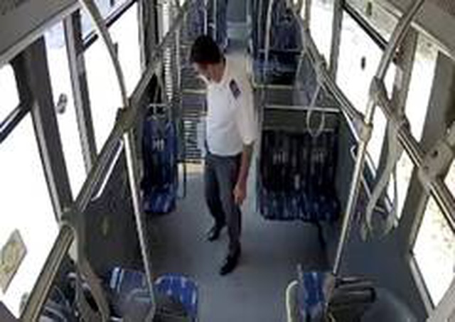 Cüzdanını bulan otobüs sürücüsüne para vererek teşekkür etmeye çalıştı Cüzdanını bulan otobüs sürücüsüne para vererek teşekkür etmeye çalıştı