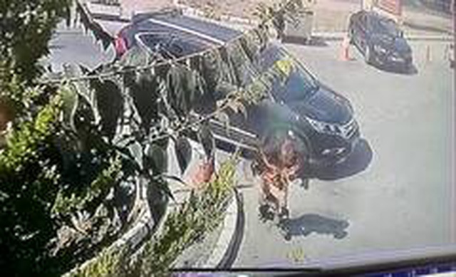 Akaryakıt istasyonunda kendini ateşe verdi, dehşet anları kameralara yansıdı Akaryakıt istasyonunda kendini ateşe verdi, dehşet anları kameralara yansıdı