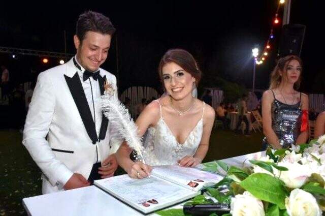 Nikahta 'Son pişmanlık neye yarar' şarkısı açtılar