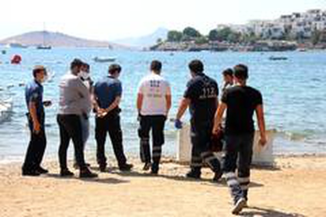 Turistler denizde ceset görünce şok oldu Turistler denizde ceset görünce şok oldu