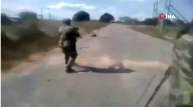 Mozambik'te kan donduran görüntüler! Askerler bir kadını sopayla dövdü, sonra öldürdü
