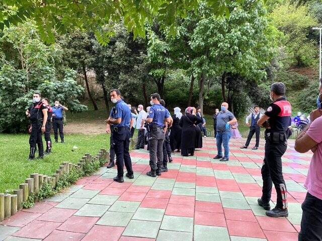 Nikahta kız ve erkek tarafı birbirine girdi! Fenalaşan gelin yere yığıldı Nikahta kız ve erkek tarafı birbirine girdi! Fenalaşan gelin yere yığıldı
