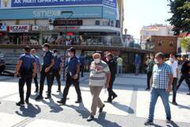 Polisin maske uyarısına kızan esnaf, 'Ben hırsızlık mı yaptım' diyerek nüfus cüzdanını vermemek için direndi Polisin maske uyarısına kızan esnaf, 'Ben hırsızlık mı yaptım' diyerek nüfus cüzdanını vermemek için direndi