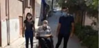 Tekerlekli sandalyenin kontrolünü kaybeden yaşlı adamı kurtarma anı kamerada (2)