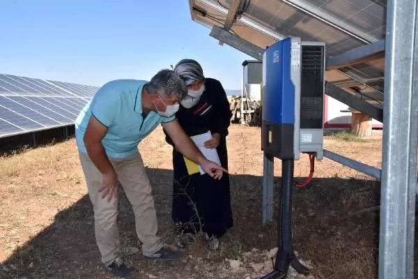 İki çocuk annesi, aldığı hibe desteğiyle eşinin 20 yıllık hayali olan güneş enerjisi santrali kurdu