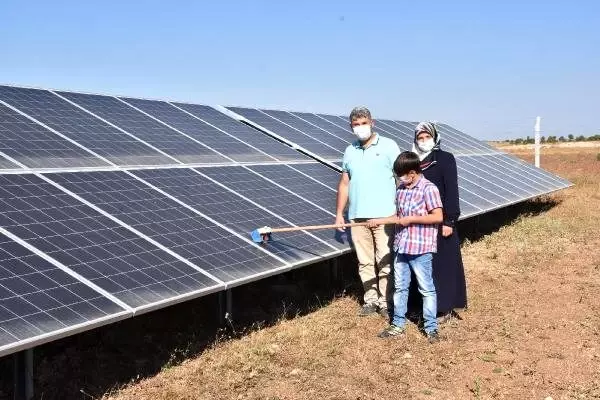 İki çocuk annesi, aldığı hibe desteğiyle eşinin 20 yıllık hayali olan güneş enerjisi santrali kurdu