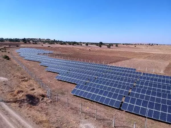 İki çocuk annesi, aldığı hibe desteğiyle eşinin 20 yıllık hayali olan güneş enerjisi santrali kurdu