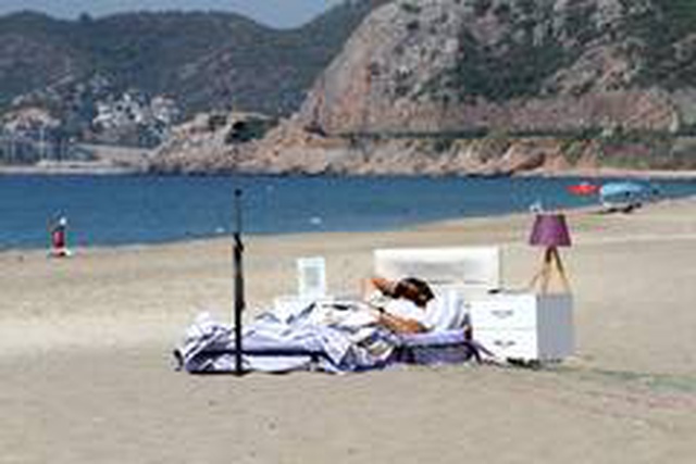 Alanya'da 'yatakla' uçtu, gökyüzünde uyudu Alanya'da 'yatakla' uçtu, gökyüzünde uyudu