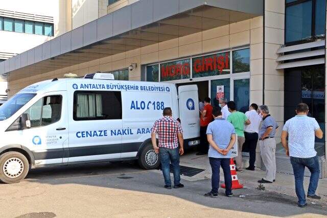 Babanın Cuma namazı yolunda kazada kaybettiği oğluna son bakışı yürek burktu Babanın Cuma namazı yolunda kazada kaybettiği oğluna son bakışı yürek burktu