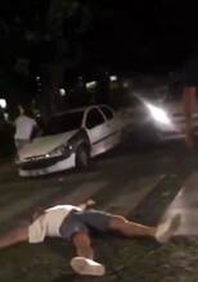 Kavga anında otomobil çarpan arkadaşlarını umursamayıp, kavga etmeye devam ettiler Kavga anında otomobil çarpan arkadaşlarını umursamayıp, kavga etmeye devam ettiler