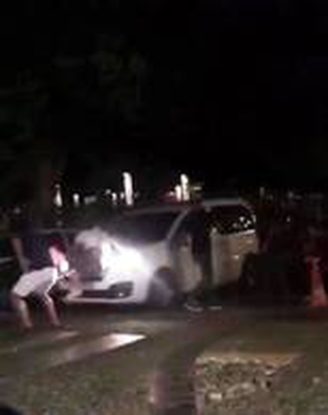 Kavga anında otomobil çarpan arkadaşlarını umursamayıp, kavga etmeye devam ettiler Kavga anında otomobil çarpan arkadaşlarını umursamayıp, kavga etmeye devam ettiler