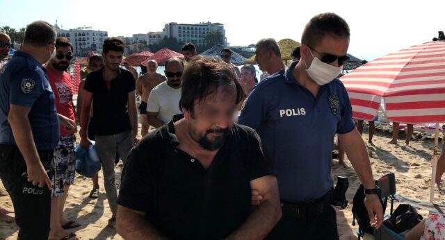 Plajdaki soyunma kabininde üstünü değiştiren kadının görüntülerini çeken şahıs gözaltına alındı Plajdaki soyunma kabininde üstünü değiştiren kadının görüntülerini çeken şahıs gözaltına alındı