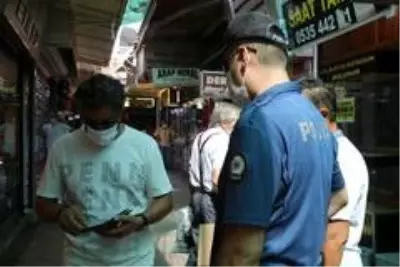 Maske takmadığı için kendisine ceza yazan polise tepki gösterdi: Bizi mi seçtiniz?