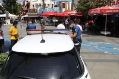 Maske takmadığı için kendisine ceza yazan polise tepki gösterdi: Bizi mi seçtiniz?