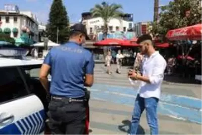 Maske takmadığı için kendisine ceza yazan polise tepki gösterdi: Bizi mi seçtiniz?