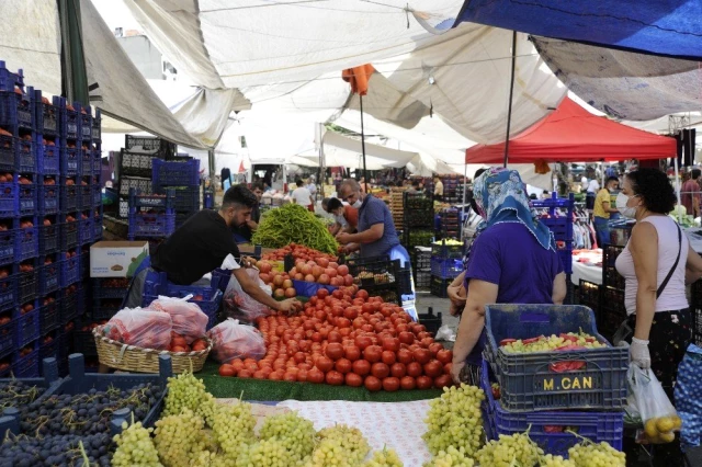 Semt pazarlarında yaşanan ürün bolluğu nedeniyle sebze ve meyve fiyatları düştü