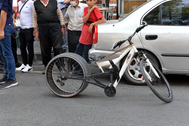 Sosyal medyadan etkilenen genç, bisikletine otomobil lastiği takti