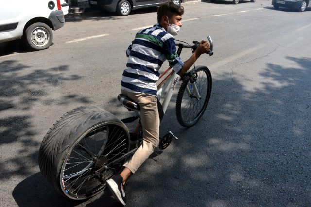Sosyal medyadan etkilenen genç, bisikletine otomobil lastiği takti