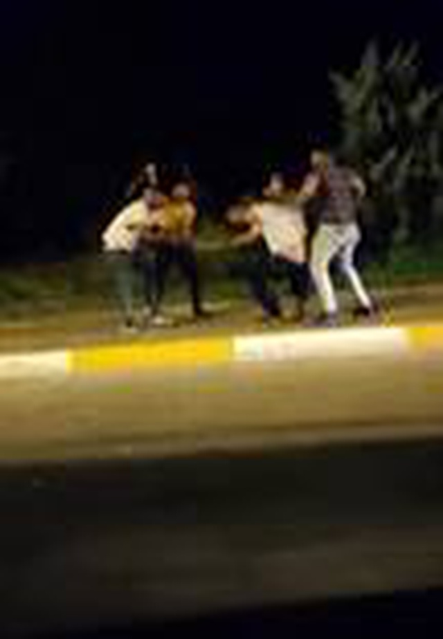 Yol verme kavgasında sopa ve demir çubuklarla birbirlerine girdiler! O anlar kamerada Yol verme kavgasında sopa ve demir çubuklarla birbirlerine girdiler! O anlar kamerada