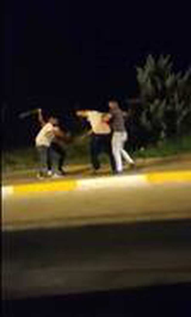 Yol verme kavgasında sopa ve demir çubuklarla birbirlerine girdiler! O anlar kamerada Yol verme kavgasında sopa ve demir çubuklarla birbirlerine girdiler! O anlar kamerada