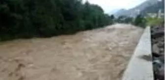 Doğu Karadeniz'de şiddetli yağış etkili oluyor