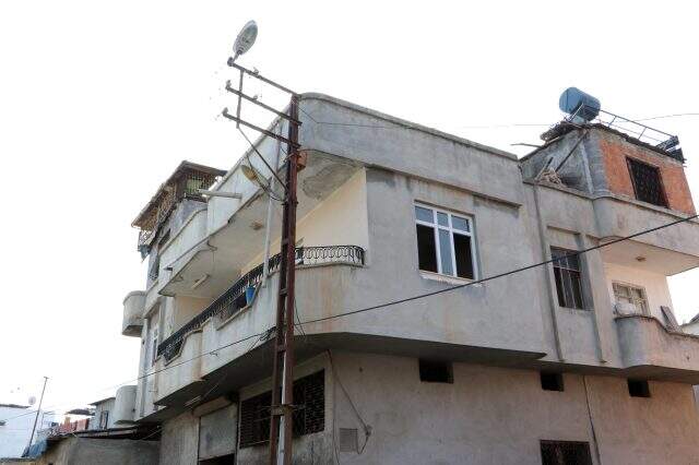Evine kaçak elektrik çekmek isterken elektrik çarptı, direkte asılı kaldı Evine kaçak elektrik çekmek isterken elektrik çarptı, direkte asılı kaldı