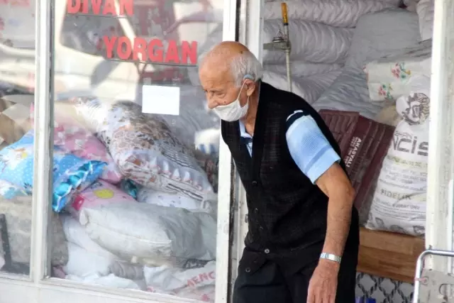 Karantinadan kaçan yaşlı adam, dükkanında yorgan dikerken yakalandı