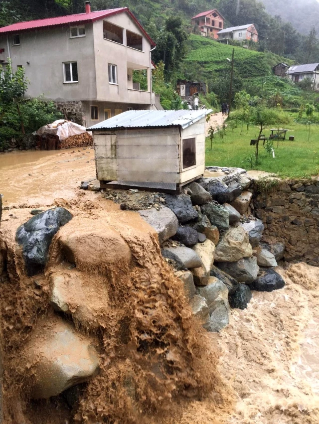 Meteoroloji'nin günlerdir uyarıda bulunduğu Rize'de şiddetli yağışlar yolu ikiye böldü