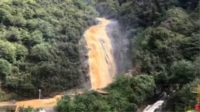 Meteoroloji'nin günlerdir uyarıda bulunduğu Rize'de şiddetli yağışlar yolu ikiye böldü