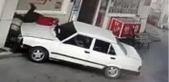 Yakıtın parasını isteyen istasyon görevlisine çarpıp kaçtılar! O anlar kamerada