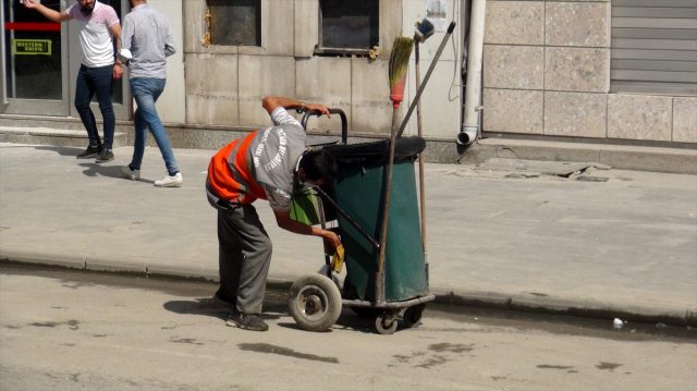 Çöp arabasını özenle temizleyen temizlik işçisi sosyal medyada ilgi odağı oldu
