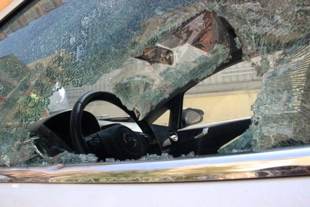 Şanlıurfa'da yabancı uyruklu kadın, demir levye ile 21 aracın camını kırdı