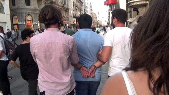 Taksim'de genç kadını takip eden kişi güven timlerince yakalandı Taksim'de genç kadını takip eden kişi güven timlerince yakalandı