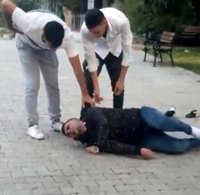 Uyuşturucu etkisinde olduğu düşünülen gencin kendi kendine zarar verdiği anlar kamerada