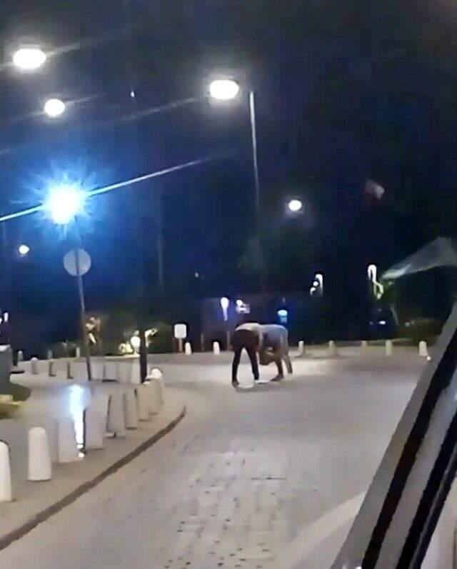 Yoldan geçenlerin güreş yaptığını sandığı iki kişinin kavga ettiği ortaya çıktı