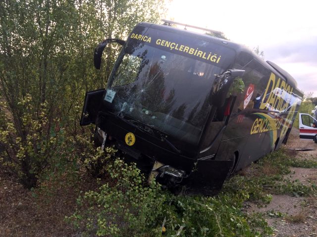 Darıca Gençlerbirliği'nin otobüsü kaza yaptı, 5 personel hastaneye kaldırıldı