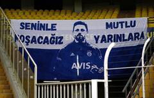 Fenerbahçe taraftarından seyircisiz maçta pankartlı destek